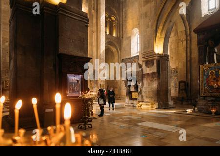 Mzcheta, Georgien - 18. März 2022: Fresko, Fresken. Die Menschen beten in der Svetizchoweli Kathedrale der Lebenden Säule, der alten georgischen Orthodoxen Stockfoto