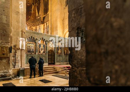 Mzcheta, Georgien - 18. März 2022: Fresko, Fresken. Die Menschen beten in der Svetizchoweli Kathedrale der Lebenden Säule, der alten georgischen Orthodoxen Stockfoto