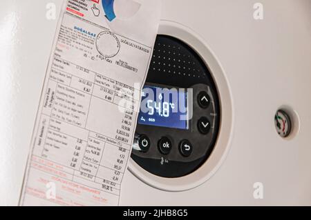 Gaspreise Heizkosten Rechnung für einen Heizgaskessel zu Hause. Das symbolische Bild der Heizperiode zu Hause. Ein Konzeptbild für die Erhöhung der Gasrechnung Stockfoto