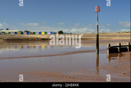 Reflexionen am Strand von Dawlish Warren, South Devon, bei Ebbe. Stockfoto