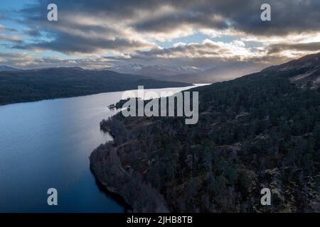 Loch Beinn A' Mheadhoinm, Glen Affric in der Nähe von Cannich, Highlands Scotland. Drohne geschossen Stockfoto