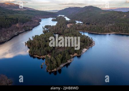 Loch Beinn A' Mheadhoinm, Glen Affric in der Nähe von Cannich, Highlands Scotland. Drohne geschossen Stockfoto