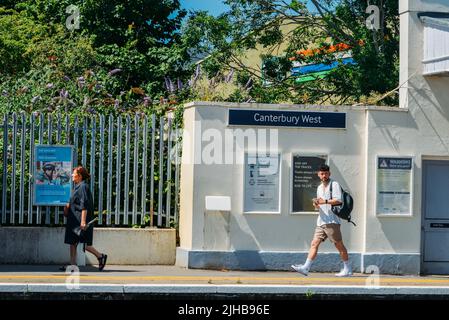 Fußgänger am Bahnhof Canterbury West in Kent, Großbritannien Stockfoto