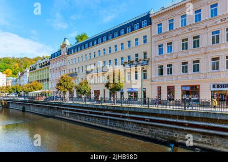 Karlovy Vary, Tschechische Republik - 5. Oktober 2009: Farbenfrohe Gebäude am Fluss in der Stadt Karlovy Vary Stockfoto