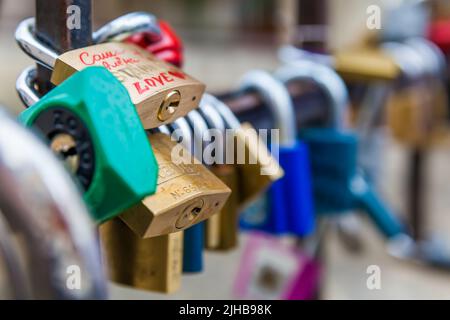 Prag, Tschechien - 2. Oktober 2009: Liebesschlösser in der Prager Altstadt Stockfoto