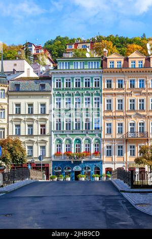 Karlovy Vary, Tschechische Republik - 5. Oktober 2009: Farbenfrohe Gebäude in der Stadt Karlovy Vary Stockfoto