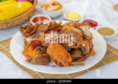 Knuspriges Schweinefleisch, gegrillter orientalischer Schweinebauch auf einem Teller Stockfoto