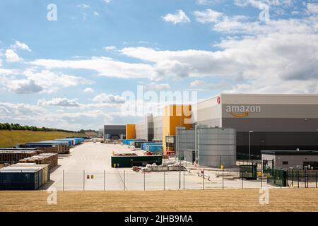 EAST MIDLANDS GATEWAY, Großbritannien – 15. JULI 2022 großes Amazon-Versandzentrum mit Ladeplätzen Stockfoto