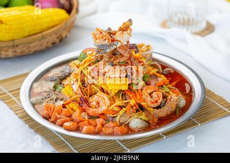 Papayasalat mit Meeresfrüchten, Thai-würziger Papayasalat mit Meeresfrüchten Stockfoto