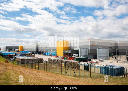 EAST MIDLANDS GATEWAY, Großbritannien – 15. JULI 2022 großes Amazon-Versandzentrum mit Ladeplätzen Stockfoto