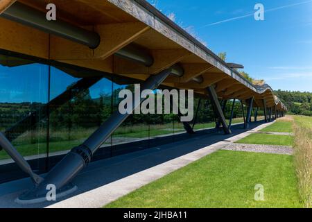 10. Juli 2022. Macallan Distillery, Easter Elchies, Aberlour, Moray, Schottland. Dies ist das Äußere der Macallan Distillery an einem sehr sonnigen sonntag Stockfoto