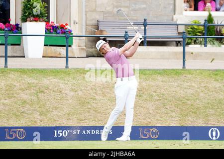 Am vierten Tag der Open am Old Course, St Andrews, zieht der Australier Cameron Smith die 1. ab. Bilddatum: Sonntag, 17. Juli 2022. Stockfoto