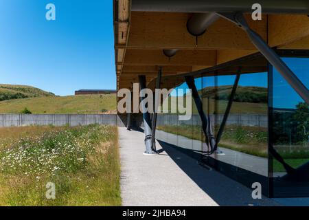 10. Juli 2022. Macallan Distillery, Easter Elchies, Aberlour, Moray, Schottland. Dies ist das Äußere der Macallan Distillery an einem sehr sonnigen sonntag Stockfoto