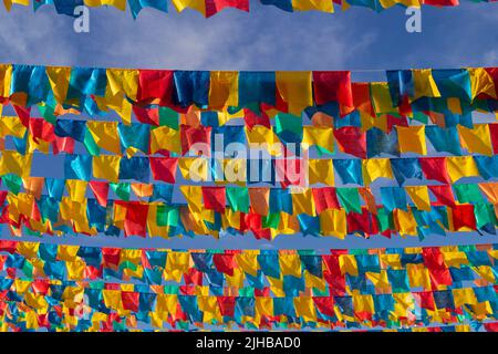 Goiania, Goiás, Brasilien – 17. Juli 2022: Mehrere Wäscheleinen mit Stofffahnen gegen den blauen Himmel für die juniparty - typisch brasilianische 'Quadrilha' Stockfoto