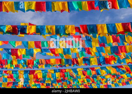 Goiania, Goiás, Brasilien – 17. Juli 2022: Mehrere Wäscheleinen mit Stofffahnen gegen den blauen Himmel für die juniparty - typisch brasilianische 'Quadrilha' Stockfoto