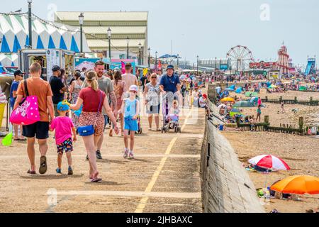 Sonntag, 17. Juli 2022. Urlauber in Hunstanton in Norfolk genießen die Sonne an einem der heißesten Wochenenden des Jahres, mit einer extremen Wetterwarnung für England. Stockfoto