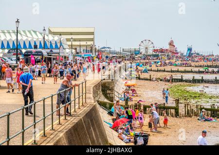 Sonntag, 17. Juli 2022. Urlauber in Hunstanton in Norfolk genießen die Sonne an einem der heißesten Wochenenden des Jahres, mit einer extremen Wetterwarnung für England. Stockfoto