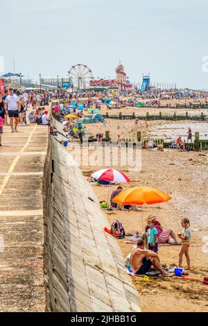 Sonntag, 17. Juli 2022. Urlauber in Hunstanton in Norfolk genießen die Sonne an einem der heißesten Wochenenden des Jahres, mit einer extremen Wetterwarnung für England. Stockfoto