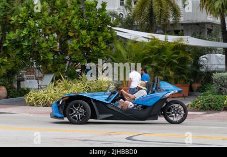 Miami Beach, Florida USA - 19. März 2021: Blaue polaris-Schleuder auf der Straße, Seitenansicht. Stockfoto