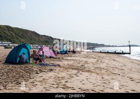 Boscombe Beach, Bournemouth, Dorset, England, Großbritannien, 17.. Juli 2022, Wetter. Über die Südküste zieht eine rekordverdächtige Hitzewelle ein, und vom Met Office wird eine bernsteinfarbene Warnung vor Hitze ausgegeben. Der Strand füllt sich morgens schnell mit Leuten. Kredit: Paul Biggins/Alamy Live Nachrichten Stockfoto