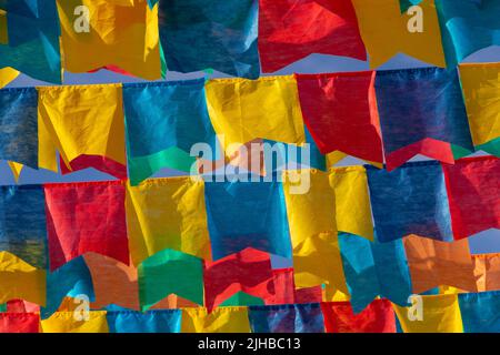 Goiania, Goiás, Brasilien – 17. Juli 2022: Mehrere Wäscheleinen mit Stofffahnen gegen den blauen Himmel für die juniparty - typisch brasilianische 'Quadrilha' Stockfoto