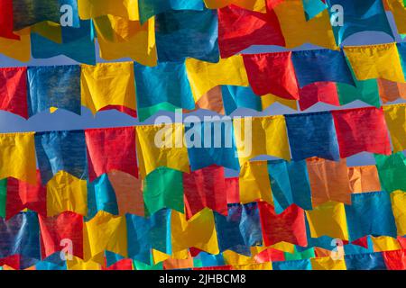 Goiania, Goiás, Brasilien – 17. Juli 2022: Mehrere Wäscheleinen mit Stofffahnen gegen den blauen Himmel für die juniparty - typisch brasilianische 'Quadrilha' Stockfoto