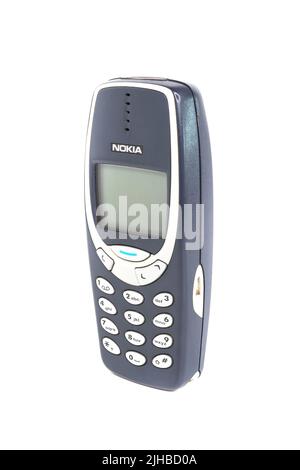 Vintage Handy Nokia 3310 auf weißem Hintergrund. Isoliert. Bergamo, ITALIEN - 24. März 2021. Stockfoto