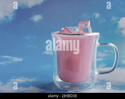 Nahaufnahme Doppelglasbecher gefüllt mit pastellrosa Farbe Getränk mit blauen Himmel Hintergrund, Pastellmotiv Stockfoto