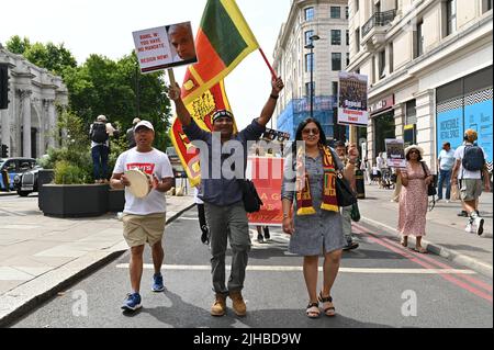 London, Großbritannien. 17. Juli 2022. Menschen aus Sri Lanka marschieren von der Hohen Kommission Sri Lankas zum Trafalgar Square, um nach dem Rücktritt von Präsident Gotabaya Rajapaksa eine vollständige Systemänderung zu fordern. Quelle: Andrea Domeniconi/Alamy Live News Stockfoto