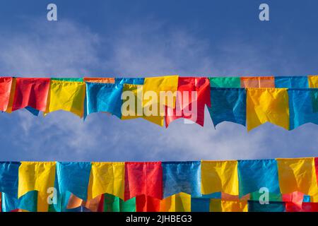 Goiania, Goiás, Brasilien – 17. Juli 2022: Einige Wäscheleinen mit Stoffwinseln gegen den blauen Himmel für die Juniparty - typisch brasilianische 'Quadrilha' Stockfoto