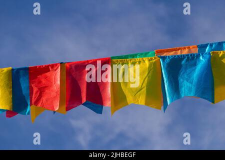 Goiania, Goiás, Brasilien – 17. Juli 2022: Einige Wäscheleinen mit Stoffwinseln gegen den blauen Himmel für die Juniparty - typisch brasilianische 'Quadrilha' Stockfoto