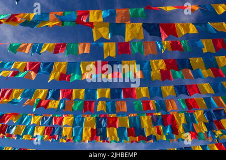 Goiania, Goiás, Brasilien – 17. Juli 2022: Mehrere Wäscheleinen mit Stofffahnen gegen den blauen Himmel für die juniparty - typisch brasilianische 'Quadrilha' Stockfoto