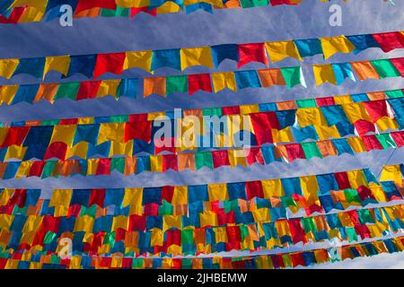 Goiania, Goiás, Brasilien – 17. Juli 2022: Mehrere Wäscheleinen mit Stofffahnen gegen den blauen Himmel für die juniparty - typisch brasilianische 'Quadrilha' Stockfoto