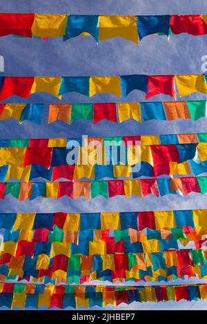 Goiania, Goiás, Brasilien – 17. Juli 2022: Mehrere Wäscheleinen mit Stofffahnen gegen den blauen Himmel für die juniparty - typisch brasilianische 'Quadrilha' Stockfoto