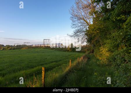 Northern Rail Class 195 CAF Diesel-Triebwerk auf der elektrifizierten Strecke West Coast Mainline in Lancashire Stockfoto