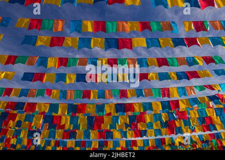 Goiania, Goiás, Brasilien – 17. Juli 2022: Mehrere Wäscheleinen mit Stofffahnen gegen den blauen Himmel für die juniparty - typisch brasilianische 'Quadrilha' Stockfoto