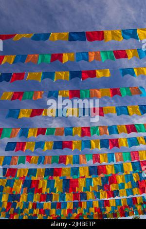 Goiania, Goiás, Brasilien – 17. Juli 2022: Mehrere Wäscheleinen mit Stofffahnen gegen den blauen Himmel für die juniparty - typisch brasilianische 'Quadrilha' Stockfoto