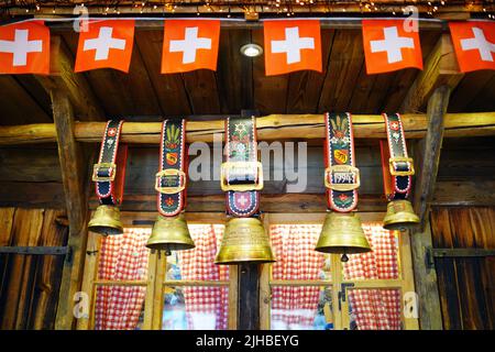 Traditionelle Schweizer Kuhglocken mit Flagge der Zwitzerland Stockfoto