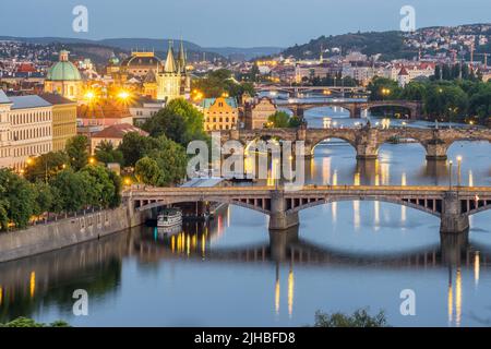 Prager Stadtbild bei Nacht. Prager Altstadt, Karlsbrücke und Moldau, Tschechische Republik. Stockfoto