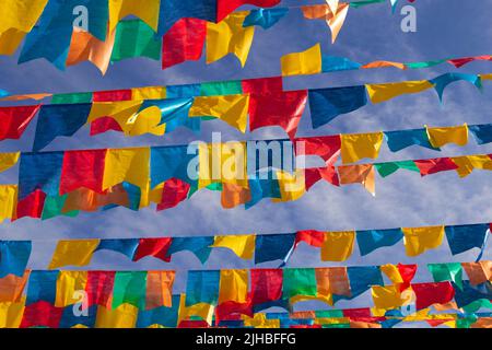 Goiania, Goiás, Brasilien – 17. Juli 2022: Mehrere Wäscheleinen mit Stofffahnen gegen den blauen Himmel für die juniparty - typisch brasilianische 'Quadrilha' Stockfoto