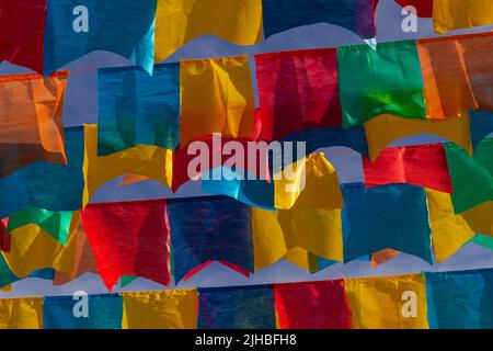 Goiania, Goiás, Brasilien – 17. Juli 2022: Mehrere Wäscheleinen mit Stofffahnen gegen den blauen Himmel für die juniparty - typisch brasilianische 'Quadrilha' Stockfoto