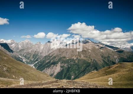 Majestätische Kaukasus-Berge an klaren sonnigen Tag in Georgien Stockfoto