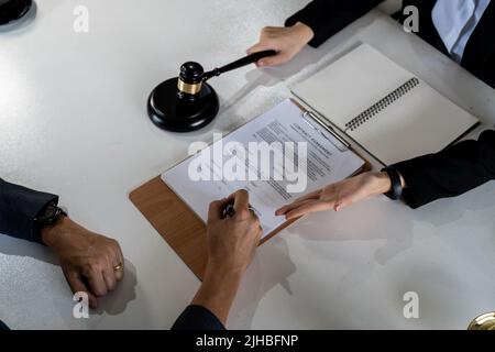 Die Rechtsabteilung vereinbart einen Termin mit dem Kunden, um eine Vermittlungsvereinbarung zur Zahlung der Schulden zu unterzeichnen - Draufsicht Stockfoto