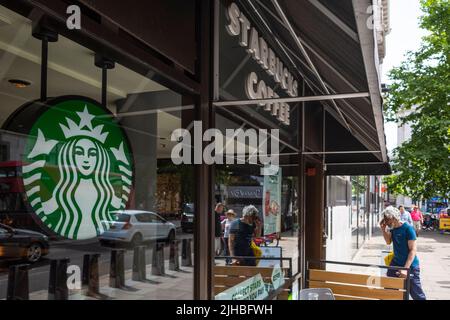 London, Großbritannien. 17. Juli 2022. Das Äußere einer Niederlassung von Starbucks auf Kingsway im Zentrum von London. In der Finanzpresse wurde berichtet, dass Starbucks Corp den Verkauf seiner britischen Geschäftsaktivitäten erwägt. Berater Houlihan Lokey wurde gebeten, das Interesse für sein britisches Geschäft mit 1.000 Cafés mit 4.000 Mitarbeitern zu bewerten. Etwa 300 Geschäfte werden tatsächlich von Starbucks betrieben, der Rest wird von Franchisenehmern betrieben, die Lizenzgebühren an das Mutterunternehmen zahlen. Kredit: Stephen Chung / Alamy Live Nachrichten Stockfoto