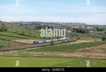 Erster Trenitalia Avant West Coast Alstom Pendolino Zug 390141, der die Landschaft bei Shap an der Hauptlinie der Westküste in Cumbria passiert Stockfoto