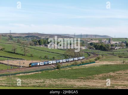 Erster Trenitalia Avant West Coast Alstom Pendolino Zug 390141, der die Landschaft bei Shap an der Hauptlinie der Westküste in Cumbria passiert Stockfoto