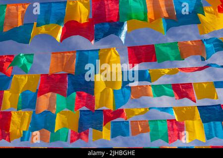 Goiania, Goiás, Brasilien – 17. Juli 2022: Mehrere Wäscheleinen mit Stofffahnen gegen den blauen Himmel für die juniparty - typisch brasilianische 'Quadrilha' Stockfoto