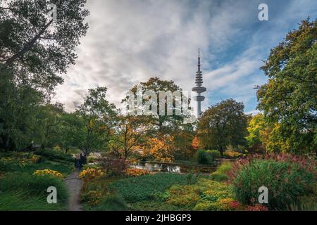 City Park Planten un Blomen im Herbst. Anzeigen von Heinrich Hertz Turm ist radio Telecommunication Tower in Hamburg. Deutschland Stockfoto