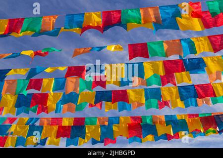 Goiania, Goiás, Brasilien – 17. Juli 2022: Mehrere Wäscheleinen mit Stofffahnen gegen den blauen Himmel für die juniparty - typisch brasilianische 'Quadrilha' Stockfoto