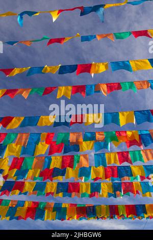 Goiania, Goiás, Brasilien – 17. Juli 2022: Mehrere Wäscheleinen mit Stofffahnen gegen den blauen Himmel für die juniparty - typisch brasilianische 'Quadrilha' Stockfoto